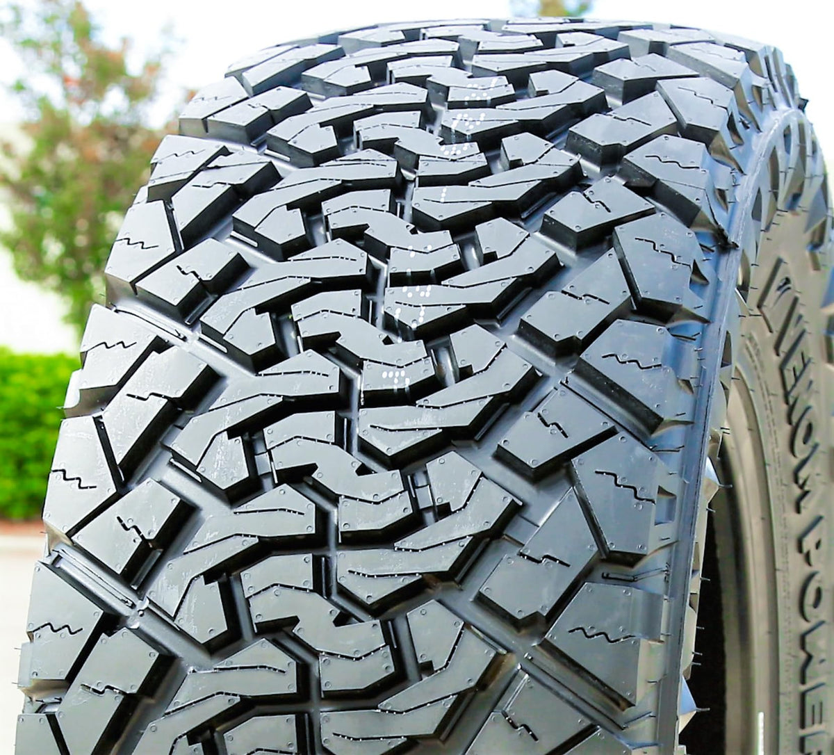 4 x LT265/70R18 Tires Z579492